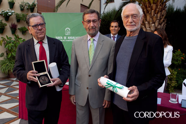 Manuel Gracia entrega el premio a los representantes de Equipo 57 | MADERO CUBERO